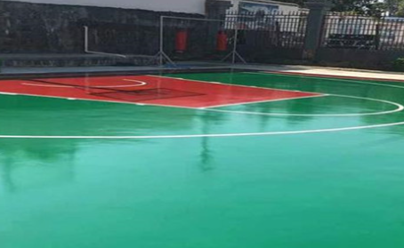和平篮球场翻新地面